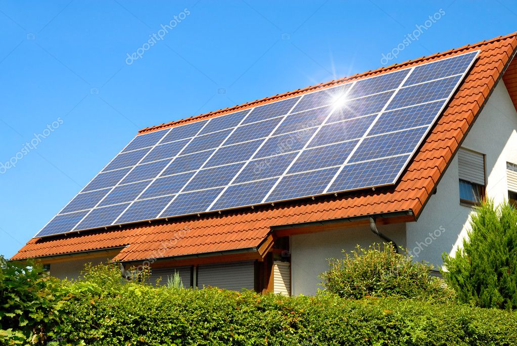 Haus mit Solaranlage im Sonnenlicht